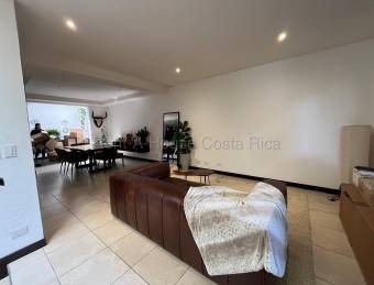 Casa en venta contemporánea remodelada en exclusivo condominio de 7 unidades #26-1729 GS