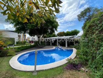 Se alquila casa en Piedades Santa Ana 26-1471