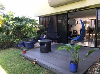 Casa en venta en condominio céntrico de Escazú con ático y amenidades #26-478 GS