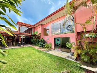 Venta de Casa en Mercedes Norte de Heredia.