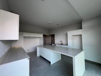Se alquila apartamento en Escazú Centro 26-1681