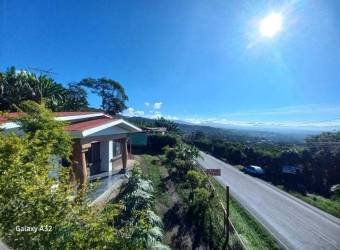 Venta de Casa con Amplio Terreno en Naranjo