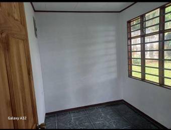 Venta de Casa con Amplio Terreno en Naranjo
