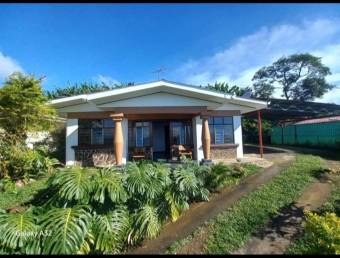 Venta de Casa con Amplio Terreno en Naranjo