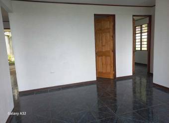 Venta de Casa con Amplio Terreno en Naranjo