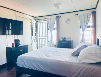 Se vende casa con uso de suelo mixto en Heredia Centro 26-1044
