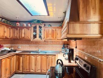 Se vende casa con uso de suelo mixto en Heredia Centro 26-1044