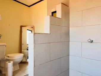 Se vende casa con uso de suelo mixto en Heredia Centro 26-1044