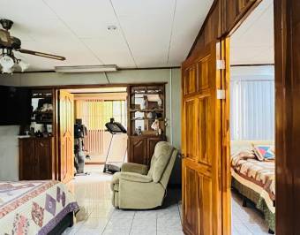 Se vende casa con uso de suelo mixto en Heredia Centro 26-1044