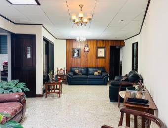 Se vende casa con uso de suelo mixto en Heredia Centro 26-1044