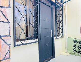 Se vende casa con uso de suelo mixto en Heredia Centro 26-1044