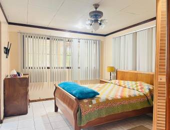 Se vende casa con uso de suelo mixto en Heredia Centro 26-1044