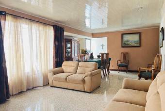 Se vende casa con uso de suelo mixto en Heredia Centro 26-1044