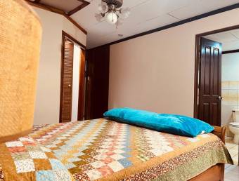 Se vende casa con uso de suelo mixto en Heredia Centro 26-1044