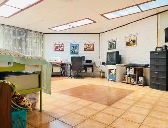 Se vende casa con uso de suelo mixto en Heredia Centro 26-1044