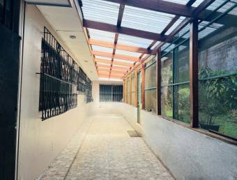 Se vende casa con uso de suelo mixto en Heredia Centro 26-1044