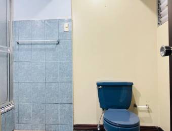 Se vende casa con uso de suelo mixto en Heredia Centro 26-1044