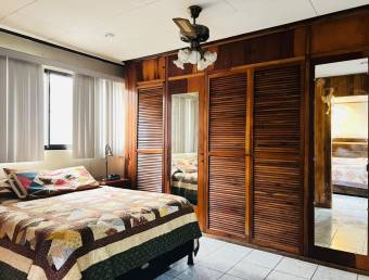 Se vende casa con uso de suelo mixto en Heredia Centro 26-1044
