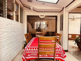 Se vende casa con uso de suelo mixto en Heredia Centro 26-1044