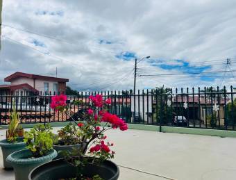 Se vende casa con uso de suelo mixto en Heredia Centro 26-1044
