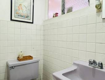 Se vende casa con uso de suelo mixto en Heredia Centro 26-1044