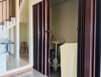 Se vende casa con uso de suelo mixto en Heredia Centro 26-1044