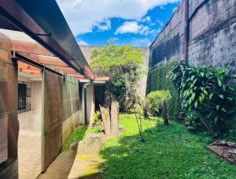 Se vende casa con uso de suelo mixto en Heredia Centro 26-1044