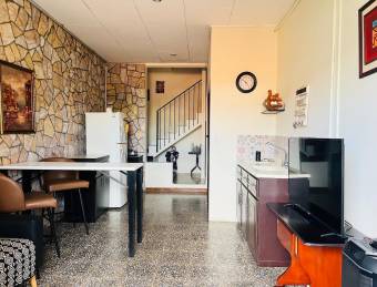 Se vende casa con uso de suelo mixto en Heredia Centro 26-1044