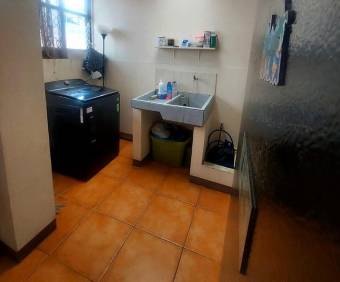 Venta de Propiedad con 3 Unidades en Moravia. 26-380