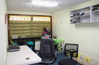 Se vende casa con uso de suelo mixto en Hospital San José 23-905