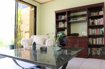 Se vende casa con uso de suelo mixto en Hospital San José 23-905