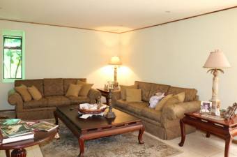 Se vende casa con uso de suelo mixto en Hospital San José 23-905