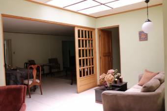 Se vende casa con uso de suelo mixto en Hospital San José 23-905