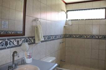 Se vende casa con uso de suelo mixto en Hospital San José 23-905
