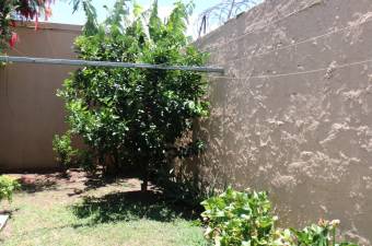 Se vende casa con uso de suelo mixto en Hospital San José 23-905