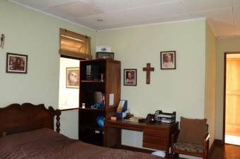 Se vende casa con uso de suelo mixto en Hospital San José 23-905