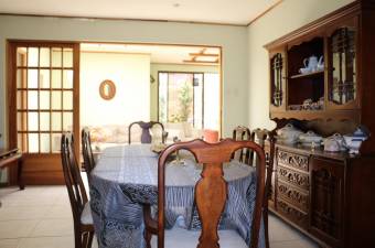 Se vende casa con uso de suelo mixto en Hospital San José 23-905