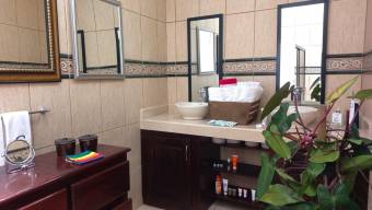 Propiedad en venta en Escazú con 2 apartamentos y alta rentabilidad #26-1207 GS