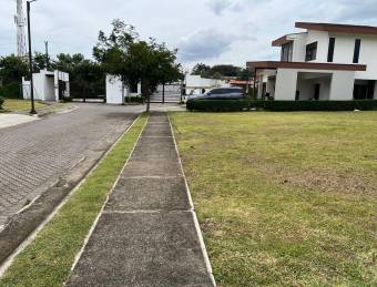 Lote en venta en condominio exclusivo de Santa Ana con 75% de cobertura constructiva #26-703 GS
