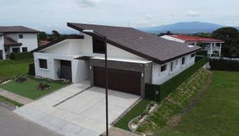 Casa en venta moderna con piscina interna y doble altura #26-713 GS