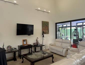 Casa en venta moderna con piscina interna y doble altura #26-713 GS