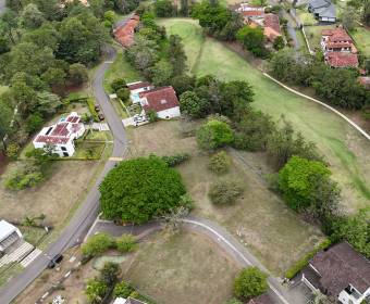 Lote plano de 997 m2 en venta en Condominio Bajo Par, dentro de Ciudad Hacienda Los Reyes