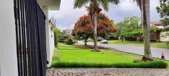 Se vende casa en Escazú Centro 25-1430