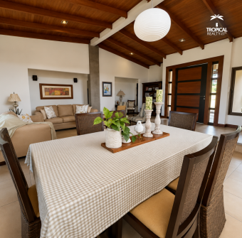 Casa Remodelada de Una Planta en Venta en Piedades de Santa Ana con Amplio Terreno y Privacidad