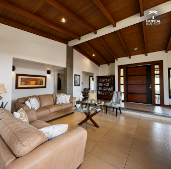 Casa Remodelada de Una Planta en Venta en Piedades de Santa Ana con Amplio Terreno y Privacidad