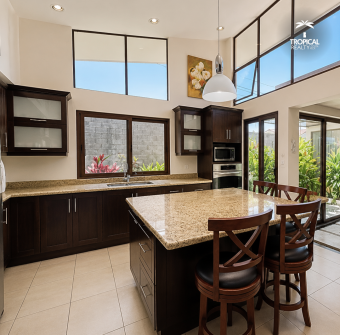 Casa Remodelada de Una Planta en Venta en Piedades de Santa Ana con Amplio Terreno y Privacidad
