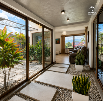 Casa Remodelada de Una Planta en Venta en Piedades de Santa Ana con Amplio Terreno y Privacidad