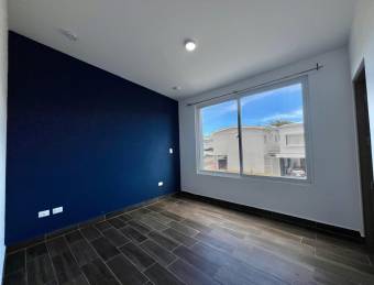 Casa en venta en condominio moderno con jardín y amenidades #26-1395 GS