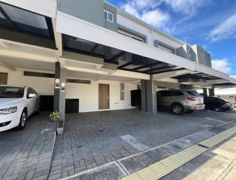 Casa en venta en condominio moderno con jardín y amenidades #26-1395 GS