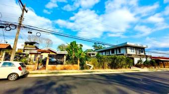 Venta propiedad con casa principal  2 apartamentos en amplio terreno #26-1520 GS
